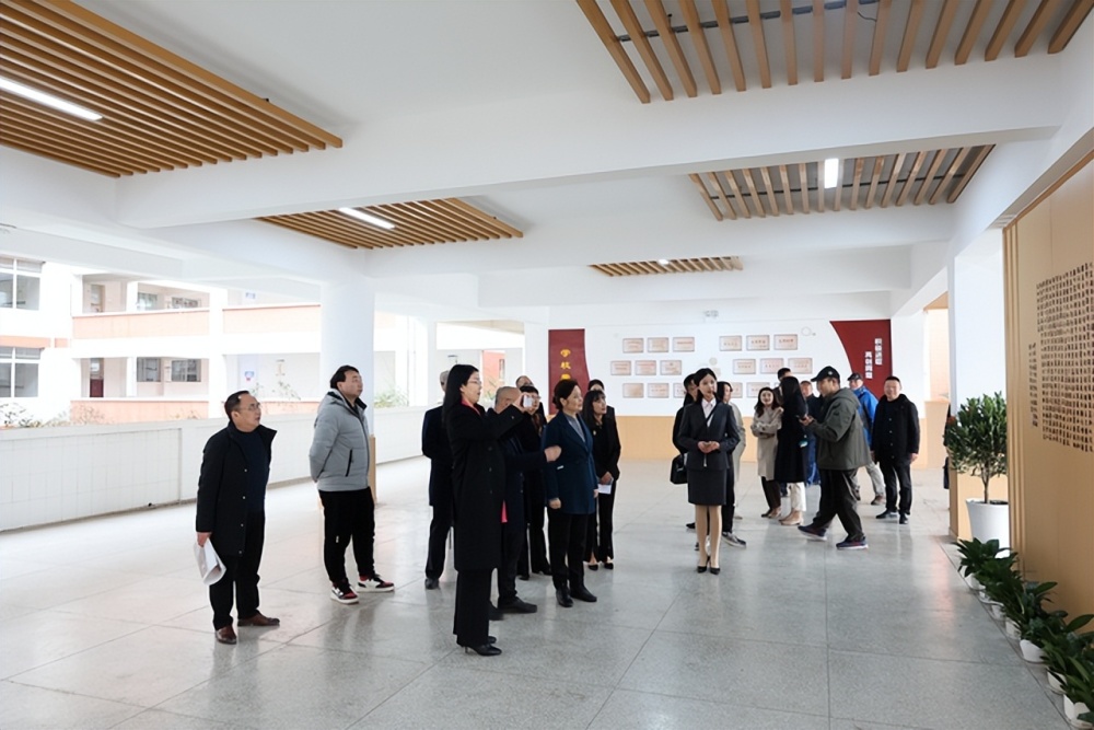 调研组一行首先参观了花桥中学秦炳爱国主义教育基地,随后举行"博爱传