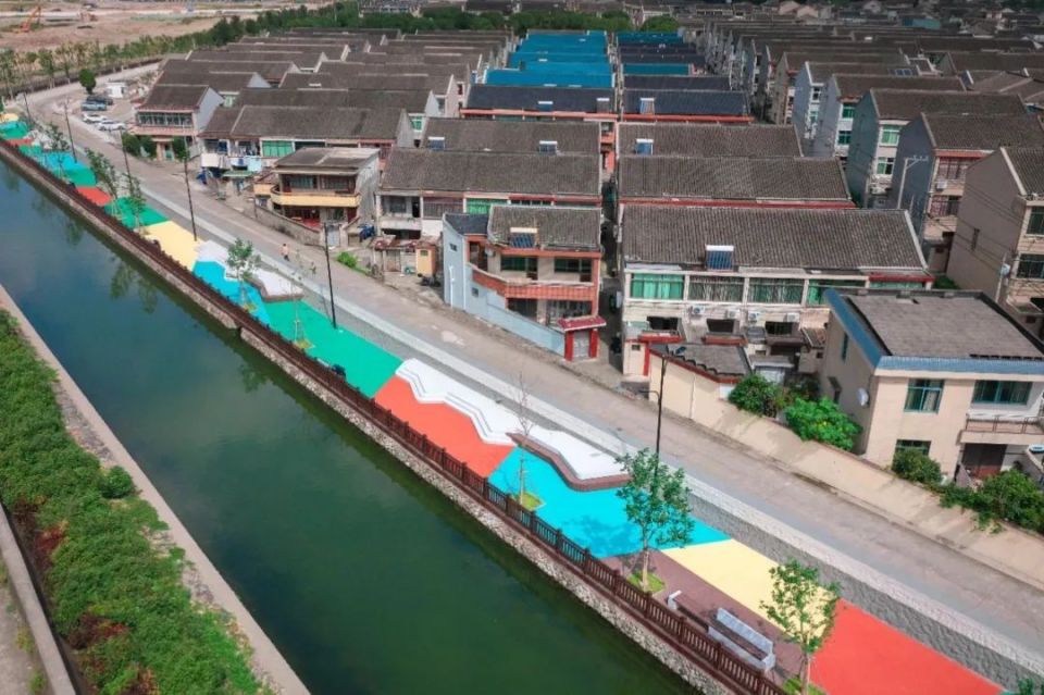 干施岙是一处著名的"海岛民俗村",白墙黛瓦的建筑装饰错落有致,也时常