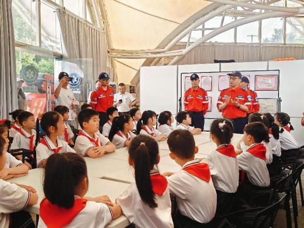 学习先锋模范汲取成长力量 海安市明道小学开展红领巾寻访活动