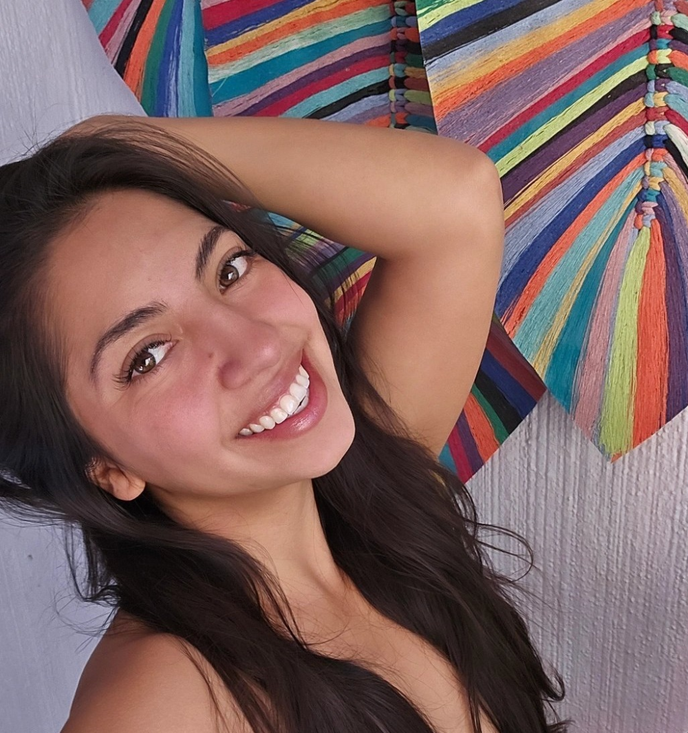 30岁墨西哥女子赤身爬上海滨雕塑，逮捕后却自认无错，被呼吁该严惩 - 生活百态