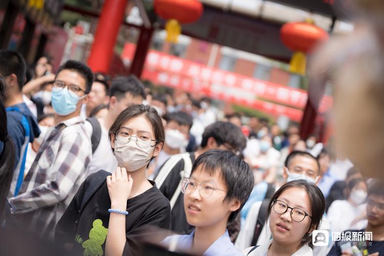 【组图】高考首场考试结束 第一个走出考场的是她_腾讯新闻