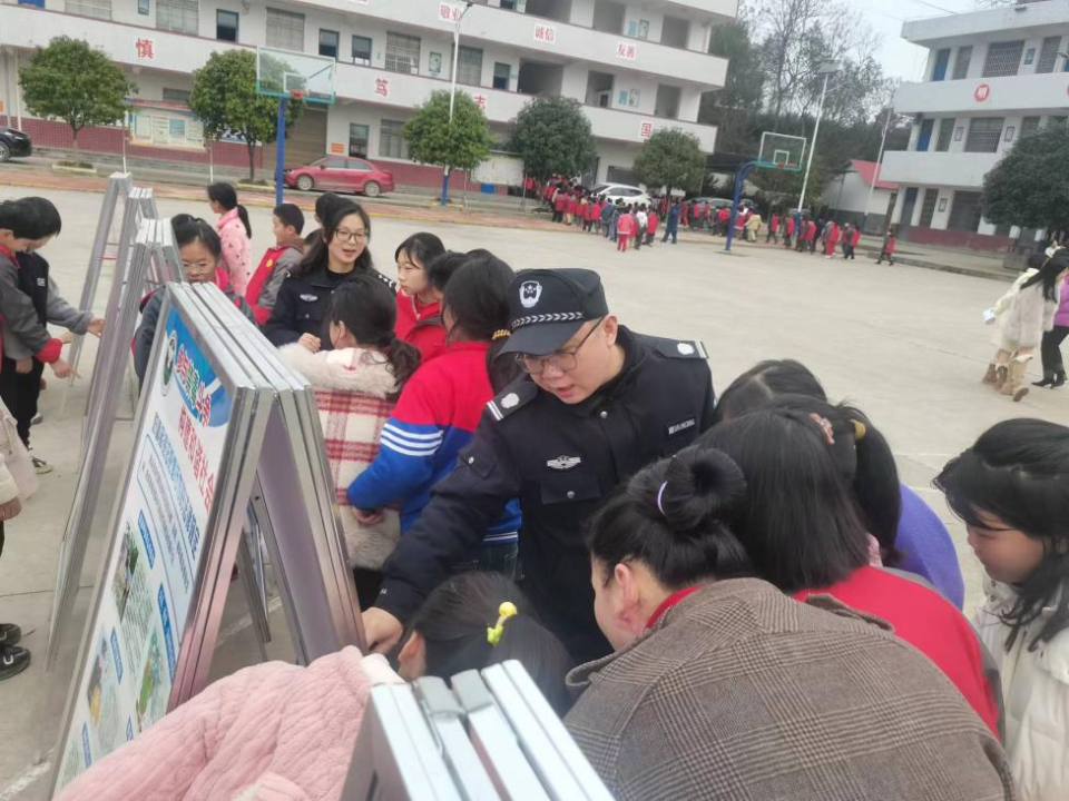 洞口县雪峰街道开学第一课法治宣讲进校园提高各民族群众法治安全意识