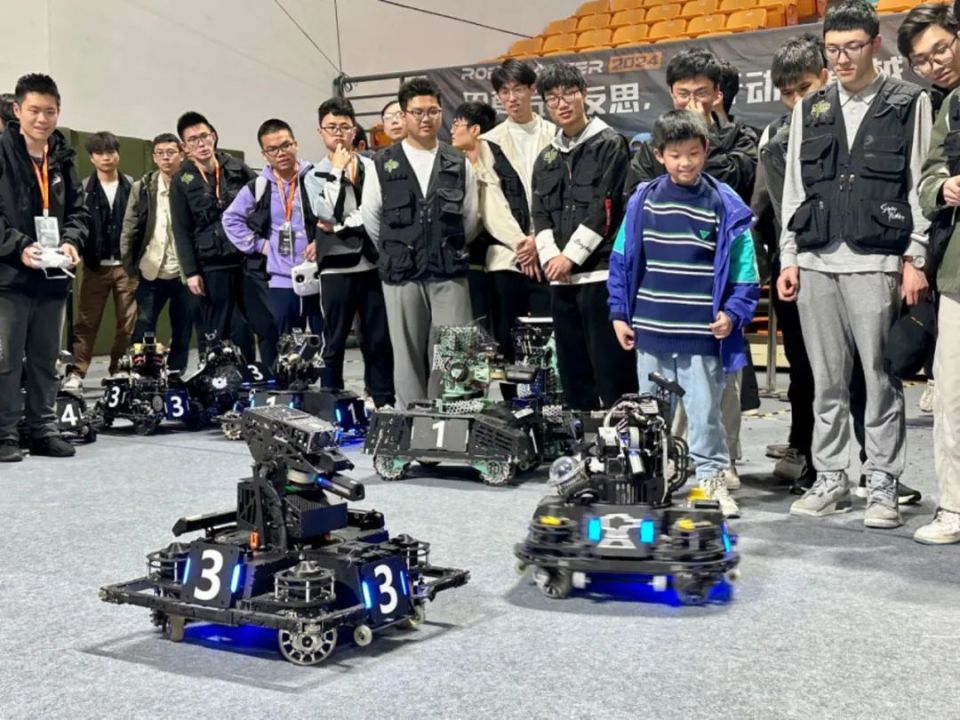 工程大校园里,这场机器人大赛令人热血沸腾_腾讯新闻
