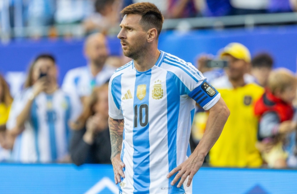 世界第1太强了,被保送美洲杯决赛,梅西奔向冠军 金球奖