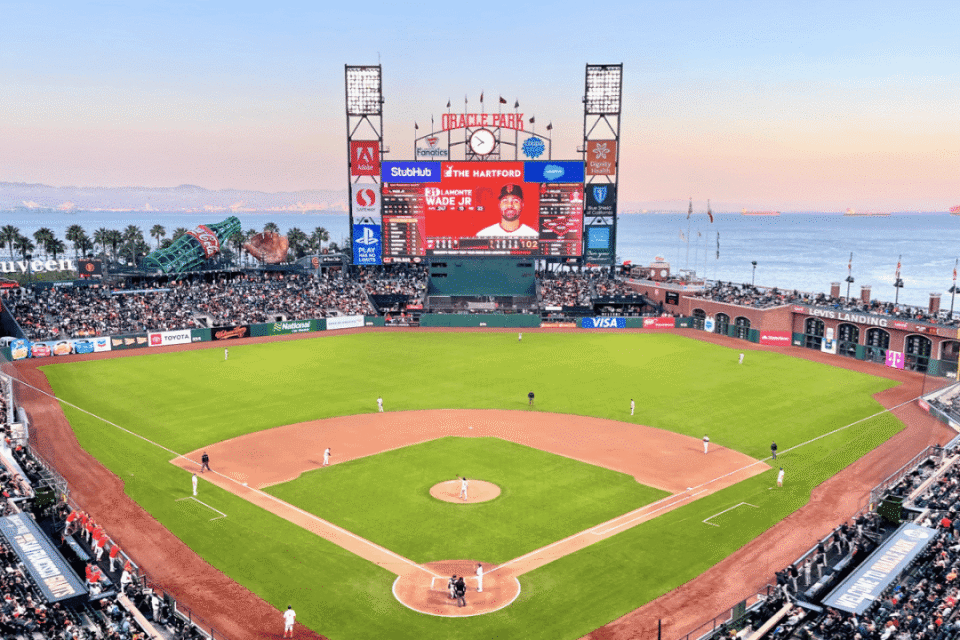 相信很多棒球迷都知道,坐落芬威球场左外场的"绿色怪兽"是美国棒球的