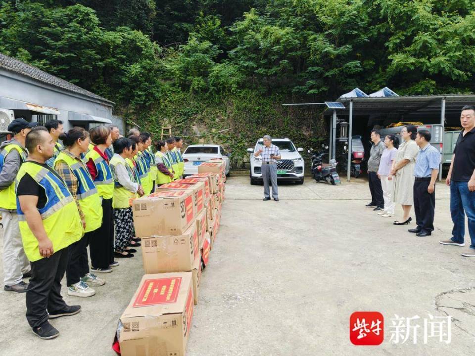 关爱环卫工人！镇江两局联合捐赠 4.6 万元食品抽检合格样品