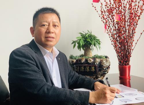 (李辉林近照)[人物简介]李辉林,男,1972年出生于芷江,1998年毕业于