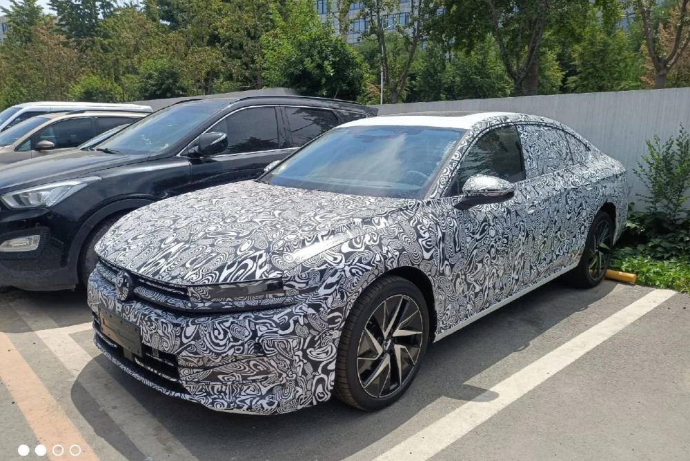 新一代迈腾b9实车曝光,配贯穿尾灯 三大屏,或换奥迪a8l同款2.