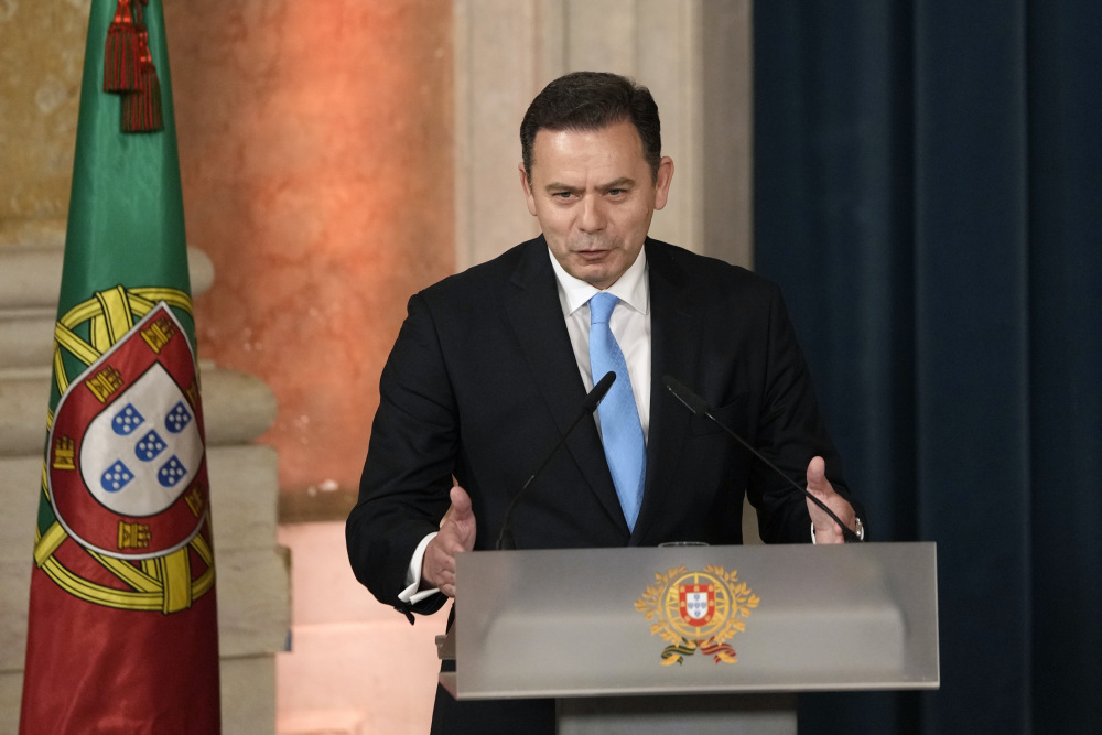 新华社/美联4月2日,在葡萄牙首都里斯本,葡萄牙总统德索萨在新政府