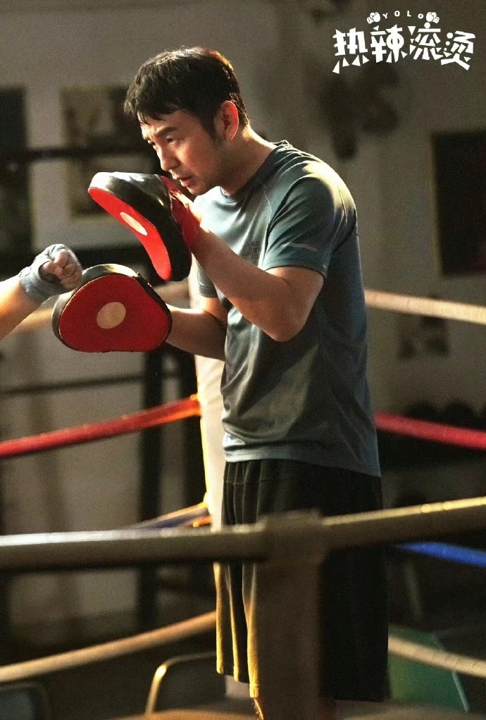 他是慷慨陈词的检察官,也是遇事不决的拳击教练,他是雷佳音 演绎 "