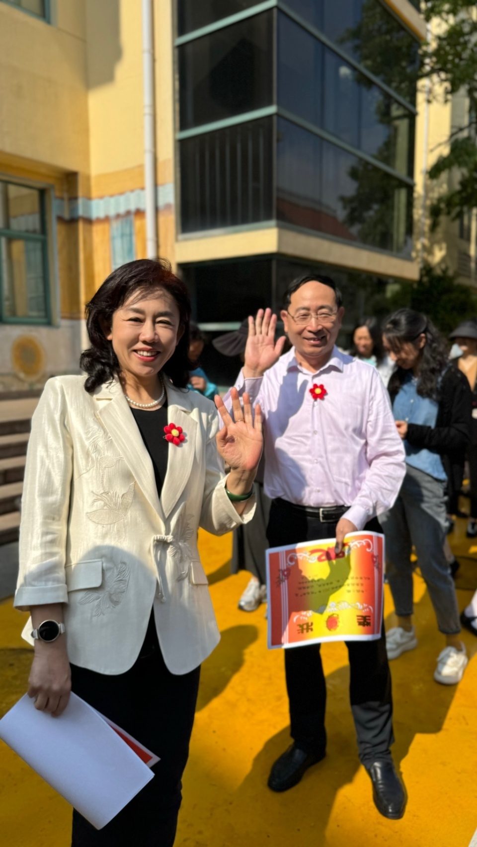 二四中队的队员们将自己胸前的小红花作为礼物送给了学校的领导老师们