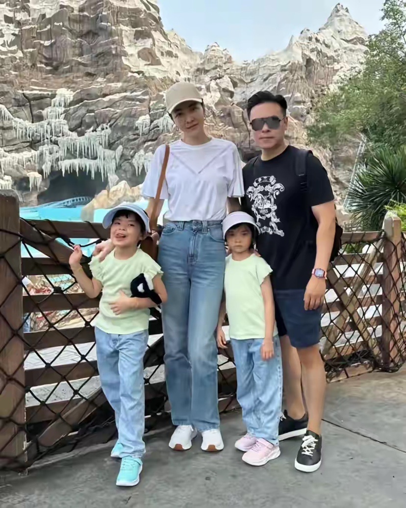 熊黛林为老公郭可颂庆生,夫妇俩穿情侣装恩爱甜蜜,很有夫妻相
