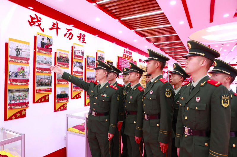 看看军人"胸前的荣誉墙"