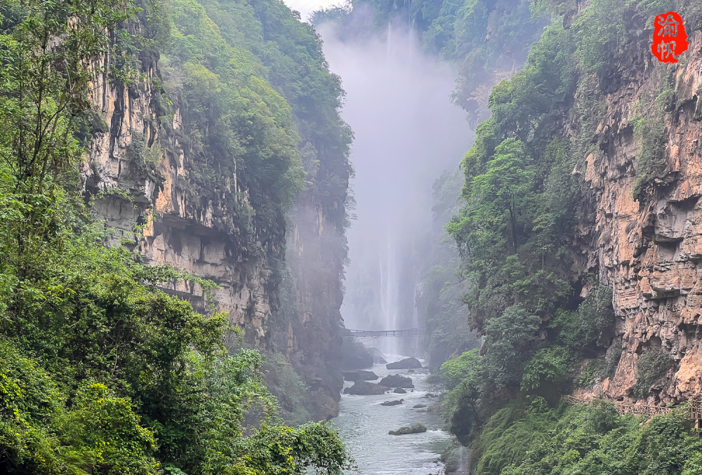 多彩贵州亲子游:马岭河峡谷,童声笑语与峡谷瀑布共绘欢乐诗画