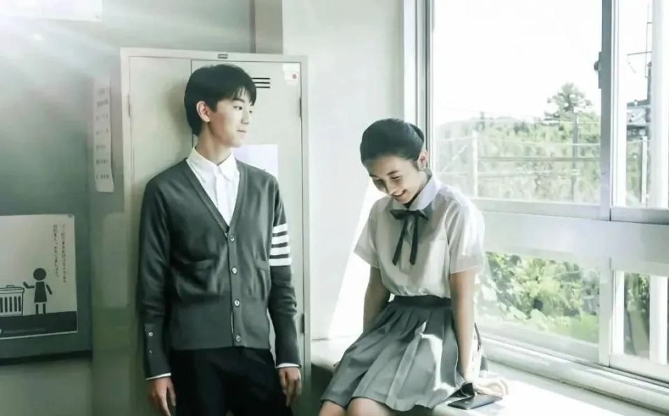 最近,王俊凯与张子枫合作的新电影《下一站台风》宣布签下意向约,引发