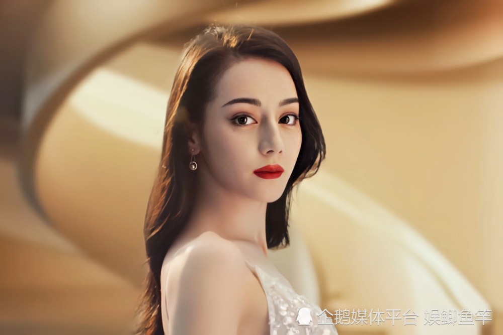 30岁迪丽热巴,新高奢品牌大片,整个人美出不一样的风采!_腾讯新闻