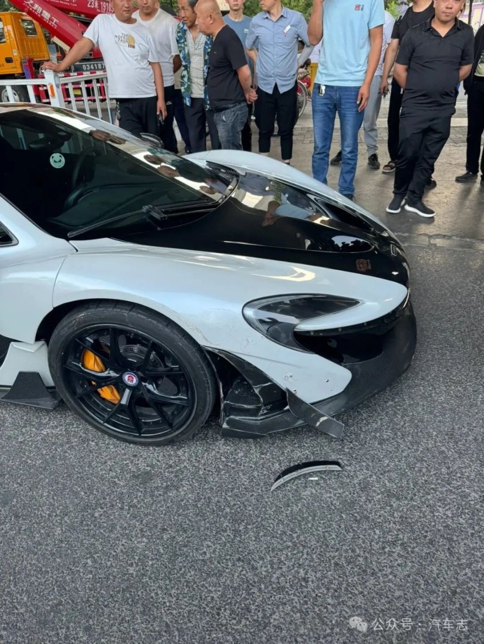 这台迈凯伦p1当时在国内的发售价为1260万元,同时期的神车保时捷918和