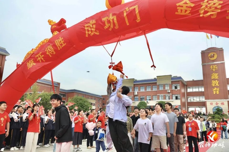 花垣各学校"花样祝福"高考生 高考壮行仪式感满满