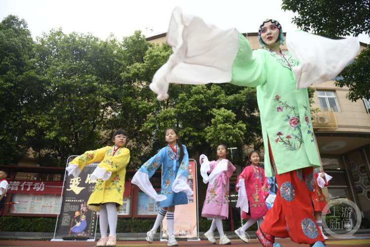 耍花枪、挥马鞭、舞水袖……中外青少年沉浸式感受川剧魅力_腾讯新闻
