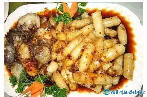 发子色泽暗红,面肠通体白净,配以鲜红的辣椒油,色泽亮丽,风味独特.