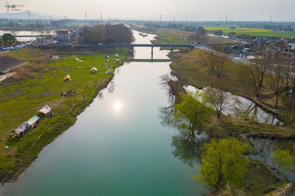 杭州北苕溪的水质真好两边还有羊群相伴露营盛况更是令人咋舌