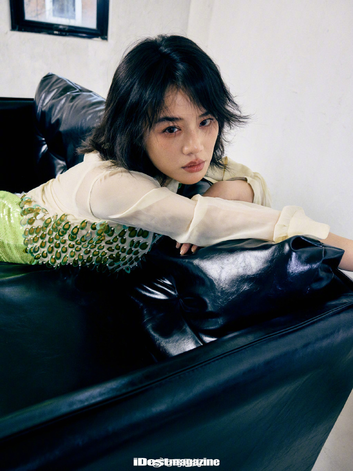 马思纯再登杂志封面,大秀窈窕身姿性感妩媚,五官精致令人心动