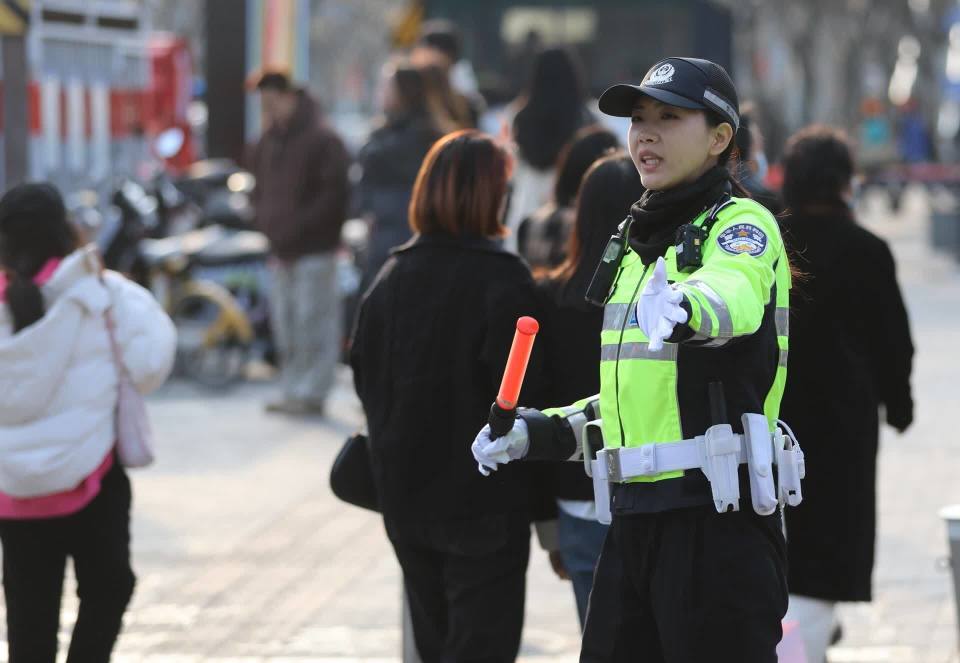 北京铁骑女警上路获市民点赞真飒