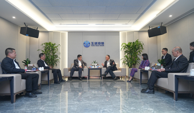 董事,副总裁杨涛和揭东区委常委,常务副区长黄济勇代表双方完成签约