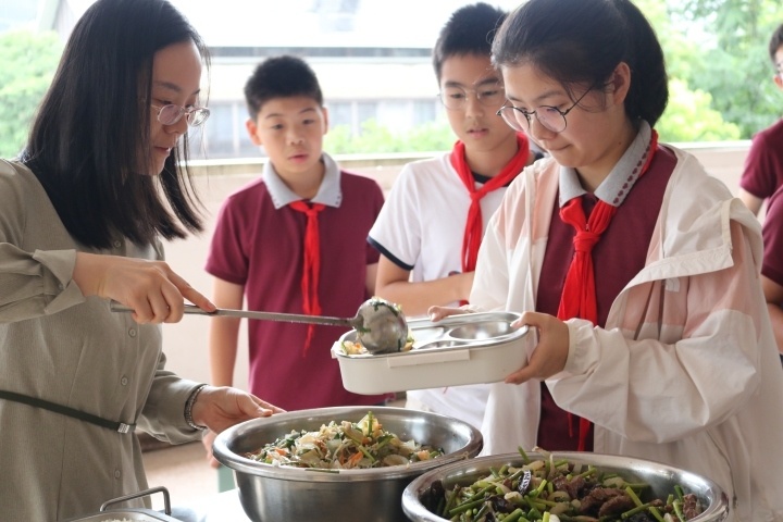 今天杭州初一学生有点忙,家长有点紧张