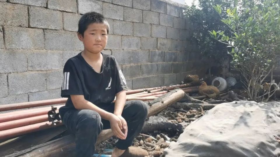 3個月大媽媽離家10歲男孩問爺爺我有本事了媽媽就會回來