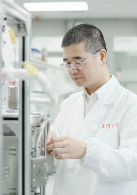 郑南峰,福建龙岩人,无党派人士,中国科学院院士,厦门大学教授,新基石