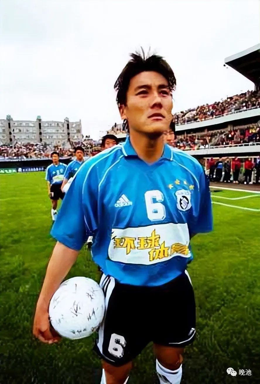 第35分钟,出任后腰的老队长徐弘后场直塞,小将王鹏禁区弧顶得球后晃过