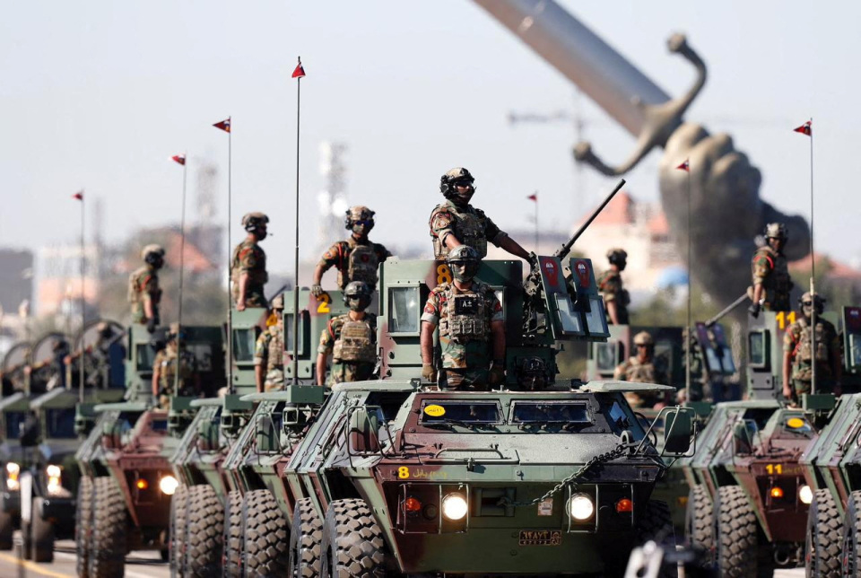 新华社/路透1月6日,在伊拉克首都巴格达,装甲兵参加庆祝建军103周年的