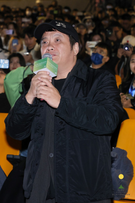 《狗神》平遥惊喜首映 吕克贝松因观众感动落泪_腾讯新闻