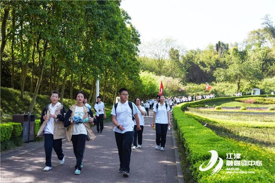 江津中学几江校区学子风华正茂上春山_腾讯新闻