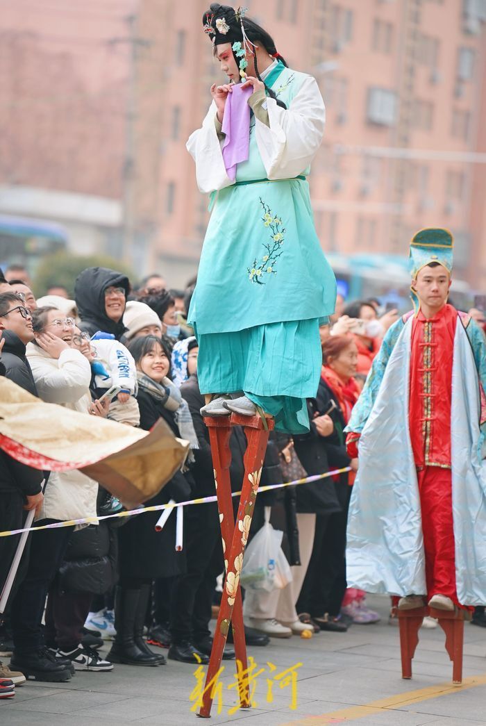 18日是腊月初八,济南西关高跷队在经四路万达商圈举行高跷表演,吸引