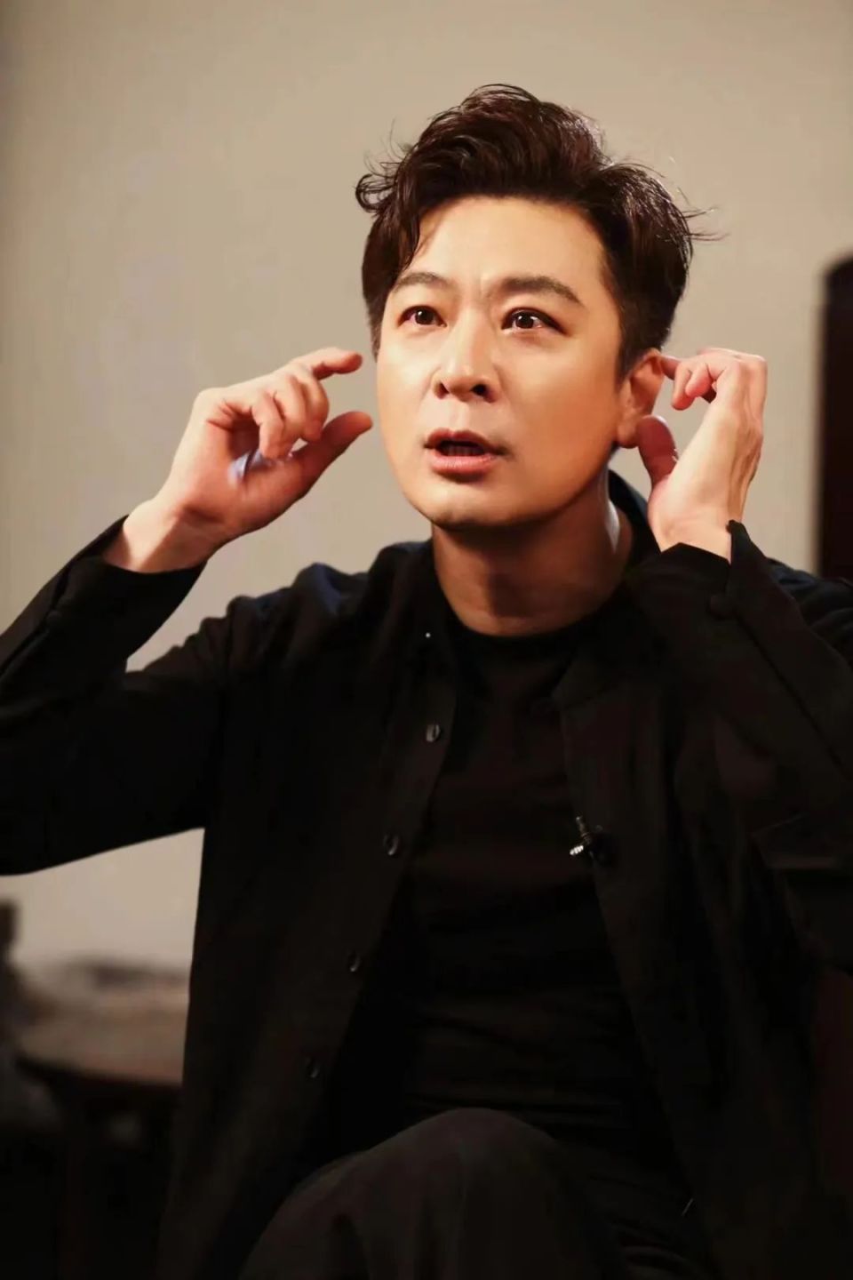 《可凡倾听》| 走近演员于毅:唯有热爱_腾讯新闻