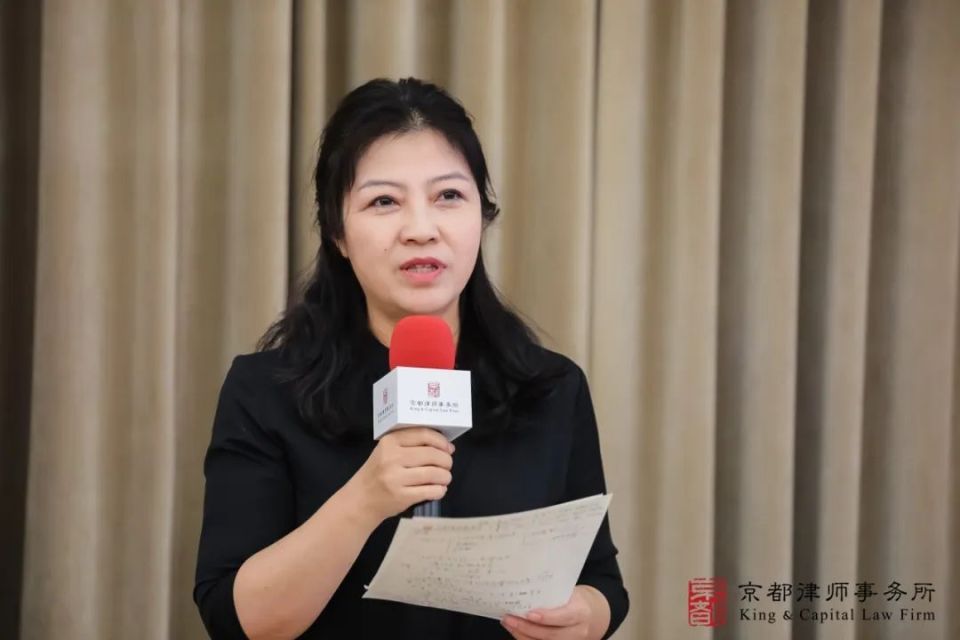 李荣孙广智朱娅琳徐莹翁小平在研修课程中,讲师团向学员们讲解了法庭