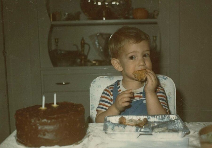 贝索斯2岁大时候的样子也被展现了出来,也让人们知道了原来这位以光头