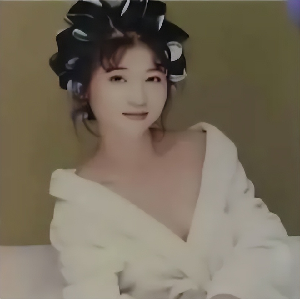 王彩桦跟大女儿在舞台上激吻了20秒,惹争议