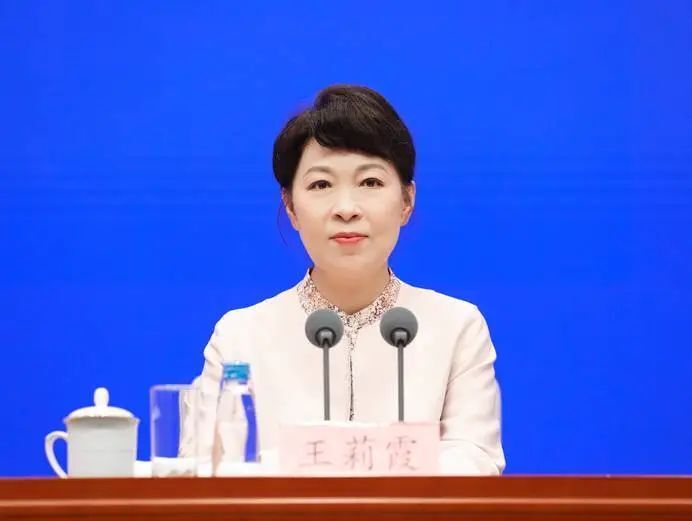 国务院新闻办新闻局副局长,新闻发言人邢慧娜.新闻发布会现场.