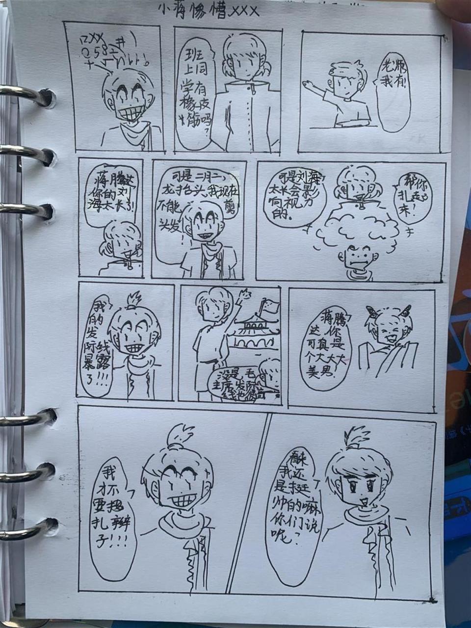 小学生为同学画漫画记录校园生活趣事
