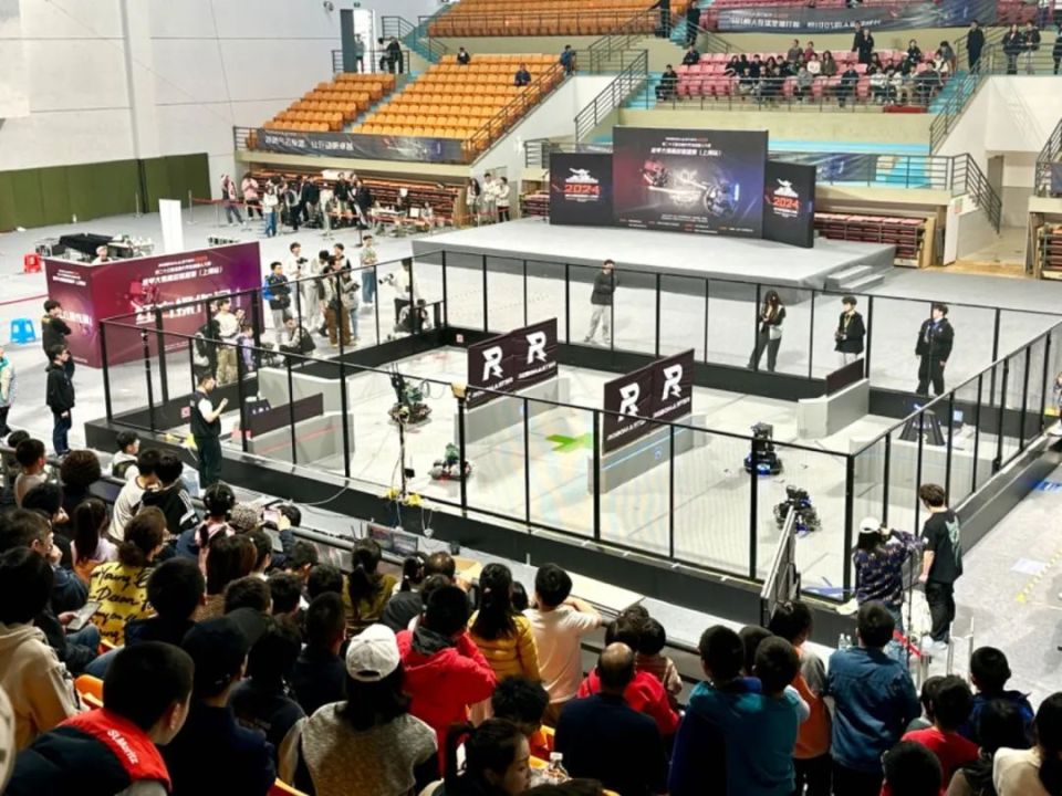 工程大校园里,这场机器人大赛令人热血沸腾_腾讯新闻