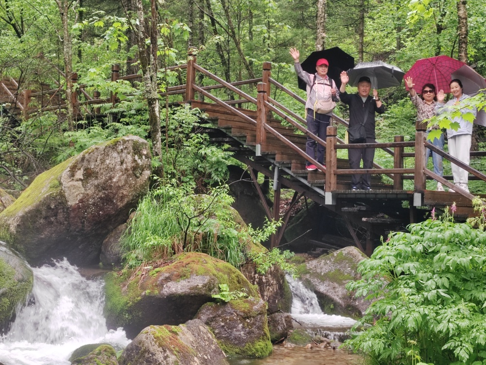 在哈尔滨香炉山景区,篝火,烟花,夜森林等活动,不仅把人们喜迎端午节的