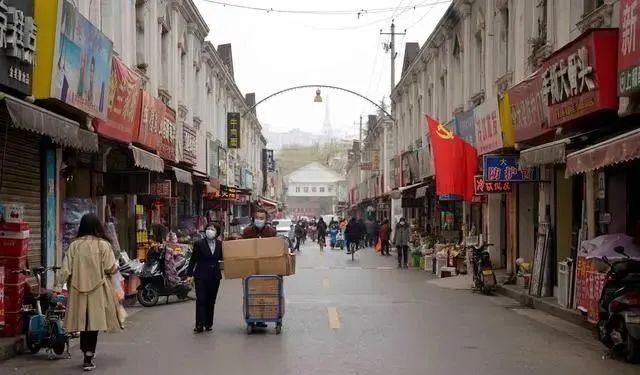 西安女娃独居在吉祥村的故事