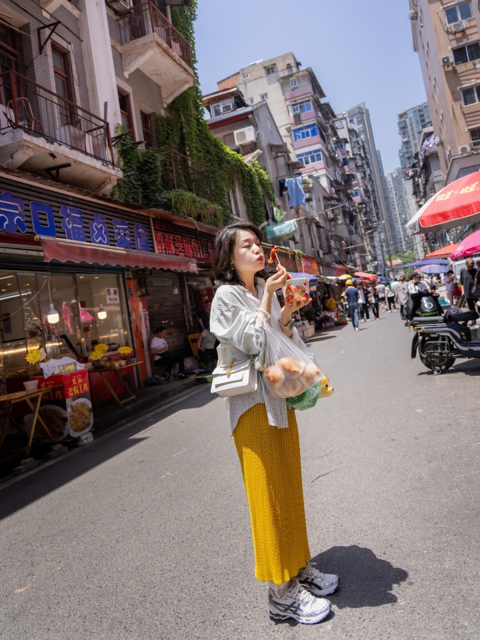 汪集鸡汤,北京烤鸭,老汉口汽水包,一禾米糕,25元两只的烤乳鸽,街坊