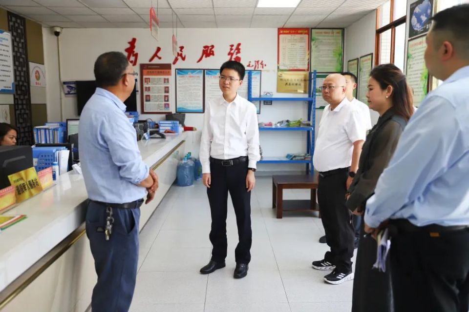 在共乐镇和僰王山镇,周明军走进便民服务中心,农业