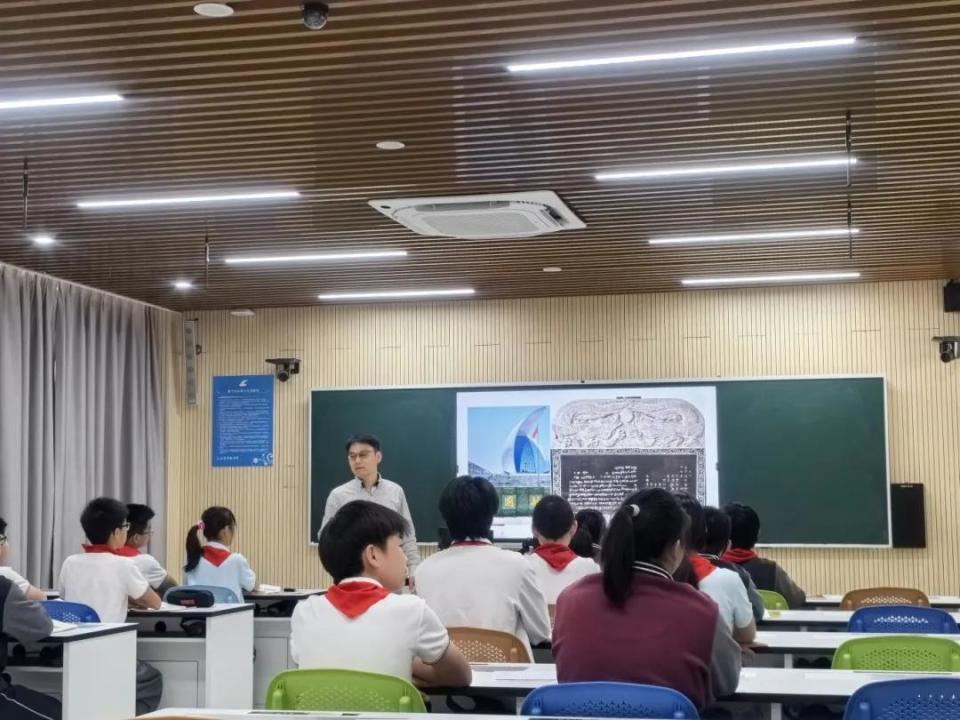 浦东新区区级课题交流展示活动在上海市历城中学举行