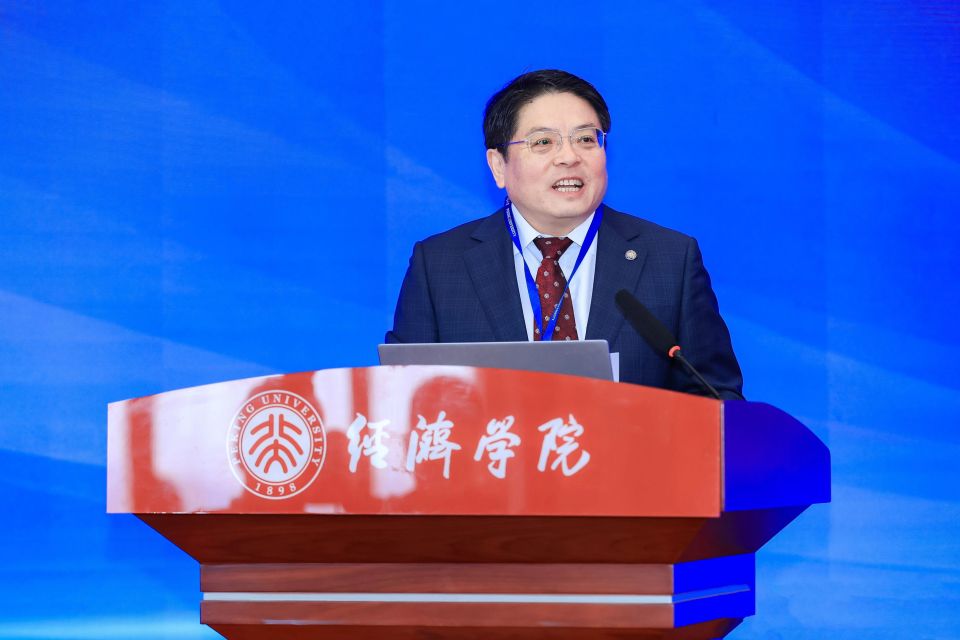 北京大学党委常委,副校长,《经济科学》主编董志勇代表北京大学致欢迎