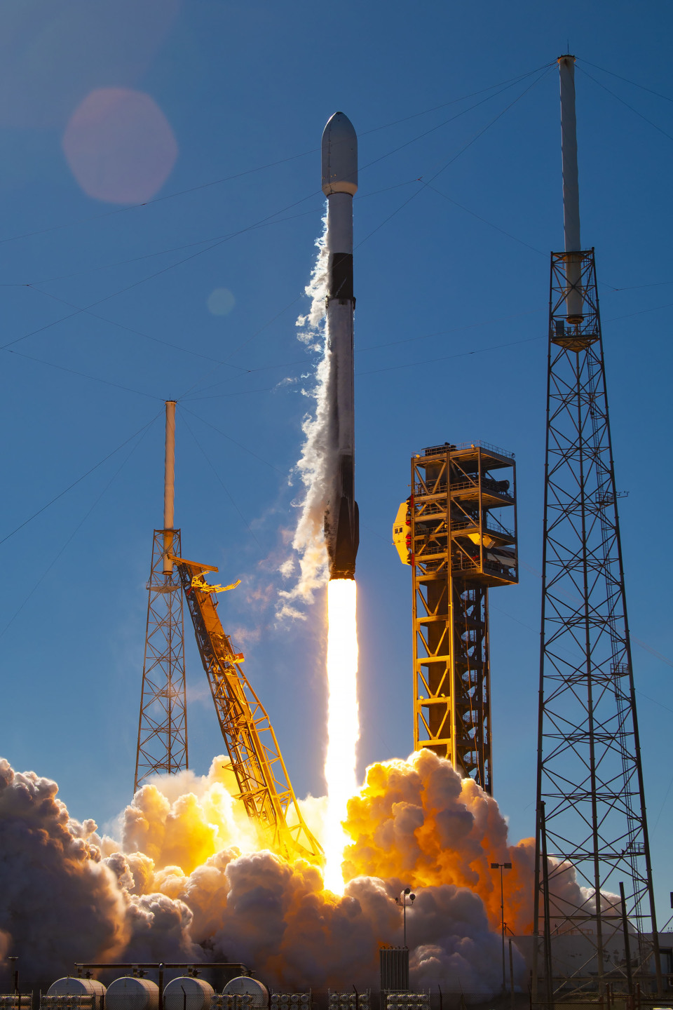 spacex发射merahputih2卫星猎鹰九号火箭完成第300次发射